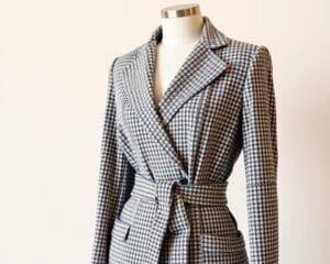 Tweed-Blazer mit Gürtel: Der Business-Look neu interpretiert