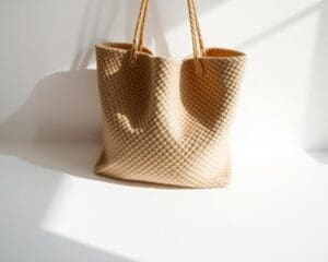 Wie stylst du eine Tasche mit Bastdetails?